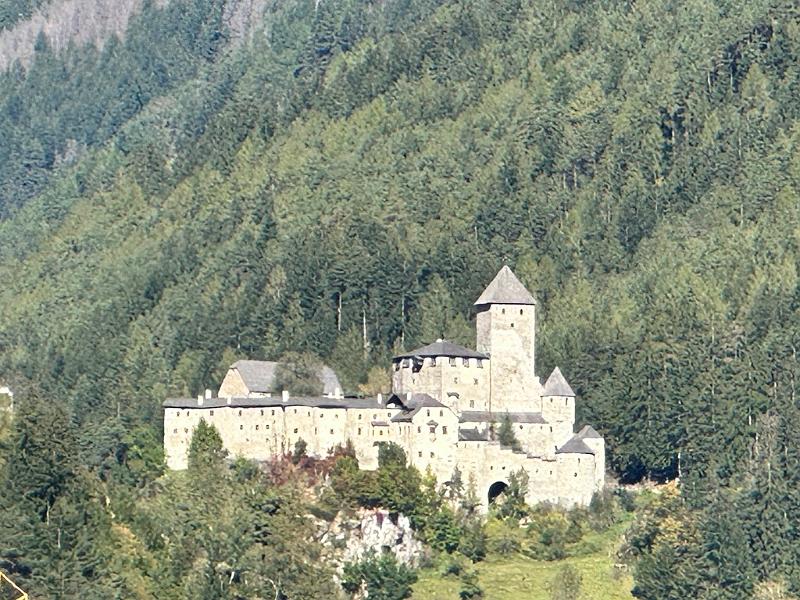 003_Italien_Suedtirol_Ahrntal_Burg_Taufern.JPG
