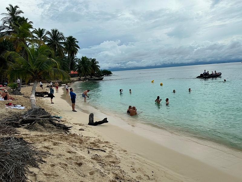 053_Panama_Holandes_Cay_Beach.JPG