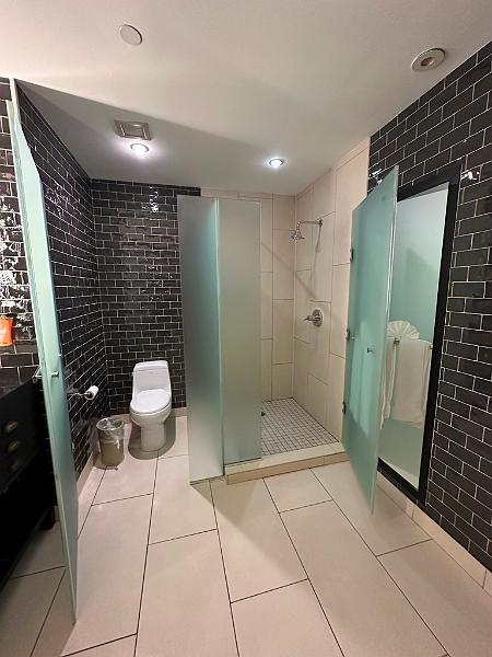 006_USA_New_York_City_Ravel_Hotel.JPG