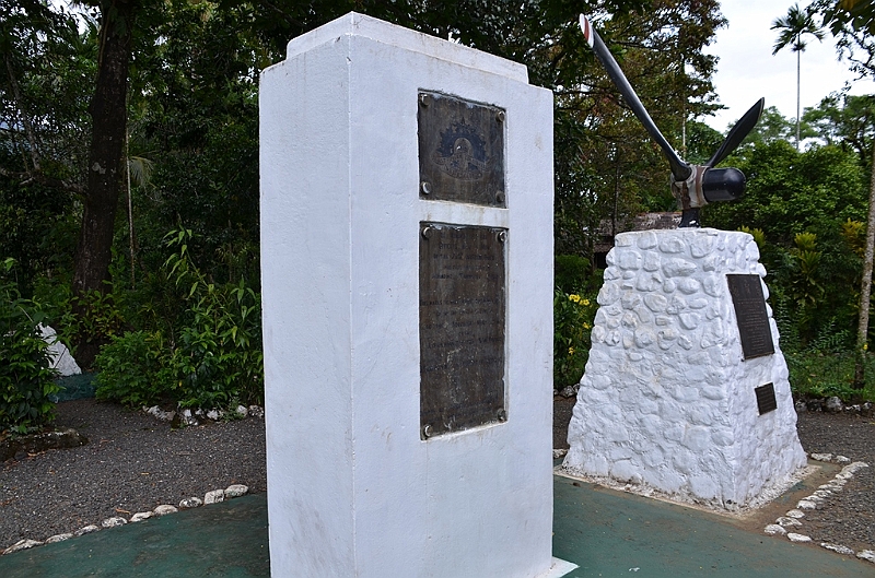 042_Papua_New_Guinea_Alotau_WWII_Memorial.JPG